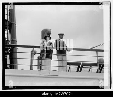 Präsident Calvin Coolidge und Mrs. Coolidge an Bord der Mayflower auf einem Foto, das am 8. September 1923 während eines Ereignisses aufgenommen wurde, das ihren historischen öffentlichen Auftritt markiert. Stockfoto