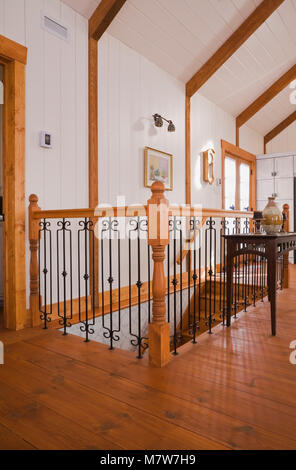 Geländer rund um die Treppe in der Erweiterung eines alten Canadiana Cottage Stil Wohn Feldsteinhaus Stockfoto