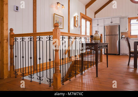 Geländer die Treppe im Inneren der Erweiterung eines alten Canadiana Landhausstil wohnen fieldstone Home. Stockfoto