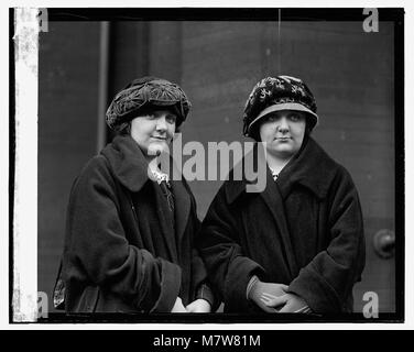 Foto von zwei Frauen, Versie und Mrs. Frazier, die wahrscheinlich ihre Rolle in einem historischen Kontext dokumentieren. Das Bild fängt ihre Kleidung und die soziale Atmosphäre der damaligen Zeit ein und spiegelt die kulturellen Normen wider. Stockfoto