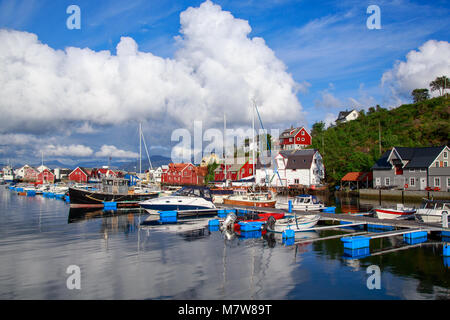 Kalvaag - einem kleinen Dorf in Bremanger Norwegen - einst eine der größten Fischerdörfer an der Küste, heute eine attraktive touristische Destination Stockfoto