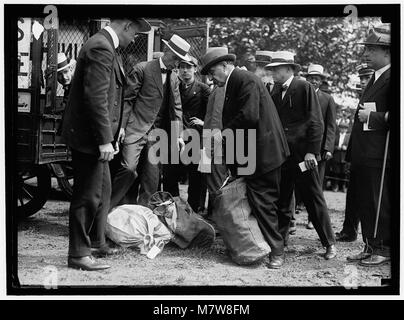 Die Eröffnung des Luftpostdienstes mit Avro- und Curtiss-Flugzeugen auf Polo Field. Dieser Meilenstein markiert die Anfänge der Luftpostzustellung und zeigt die Flugzeuge, die in diesem bahnbrechenden Dienst eingesetzt werden. Stockfoto