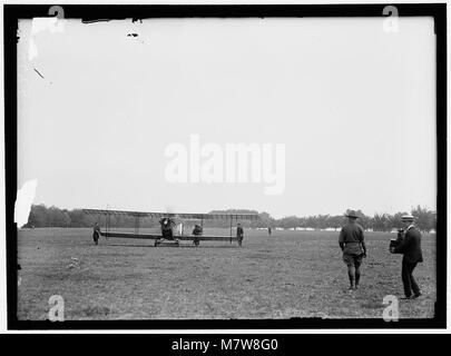 Ein Foto, das die Einweihung des Luftpostdienstes auf Polo Field zeigt und eine bedeutende Entwicklung in der frühen Luftfahrt und im Posttransport markiert. Stockfoto