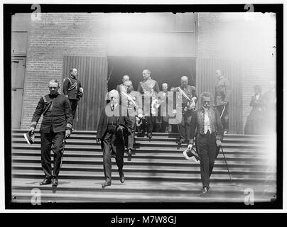 Bei der Beerdigung von Santiago Aldunate, Botschafter aus Chile, nahmen prominente Persönlichkeiten wie Atlee Pomerene, Senator aus Ohio, und Robert Lansing, US-Außenminister, Teil. Das Bild spiegelt bedeutende politische Persönlichkeiten der Diplomatie des frühen 20. Jahrhunderts wider. Stockfoto