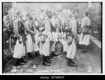 Dieses Foto zeigt algerische Soldaten, möglicherweise aus dem frühen 20. Jahrhundert, die den Militärdienst und die nationale Identität in Algerien während einer entscheidenden historischen Periode repräsentieren. Stockfoto