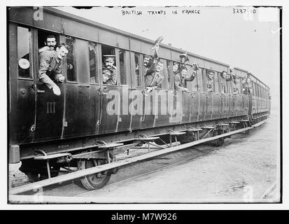 Dieses Foto zeigt britische Truppen während des Ersten Weltkriegs, die in Frankreich stationiert waren, und hält einen Moment der britischen Militärpräsenz an der Westfront im frühen 20. Jahrhundert fest. Stockfoto