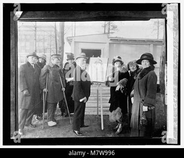 Dieses Foto zeigt Christie am 21. Februar 1924 in Walter Reed. Das Bild fängt wahrscheinlich einen Moment im Zusammenhang mit der medizinischen Versorgung oder einer Veranstaltung im renommierten Walter Reed Army Medical Center ein. Stockfoto