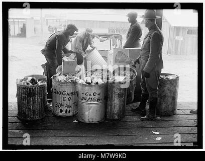 Diese Fotosammlung zeigt verschiedene Ansichten von Camp Meade in Maryland und zeigt die Infrastruktur, die täglichen Aktivitäten und das Personal des Militärlagers. Die Bilder geben Einblicke in die militärischen Operationen und die Umgebung der ersten Jahre. Stockfoto