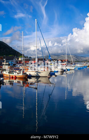 Kalvaag - einem kleinen Dorf in Bremanger Norwegen - einst eine der größten Fischerdörfer an der Küste, heute eine attraktive touristische Destination Stockfoto