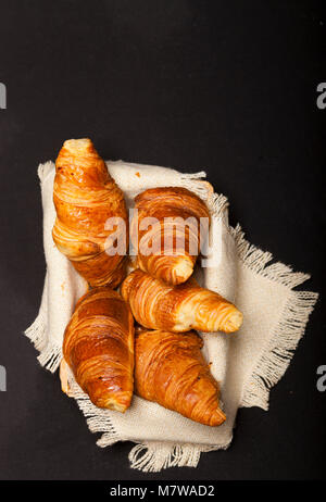 Croissants auf schwarzen Hintergrund mit Kopie Raum Stockfoto