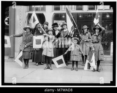 Pfadfinder Gruppe mit Damen. Frau. CHARLES S. HAMLIN, LINKS HINTEN, mit DRAPIERTEN SCHWARZEN KRONE AUF LICHT KREMPENHUT LCCN 2016869088 Stockfoto