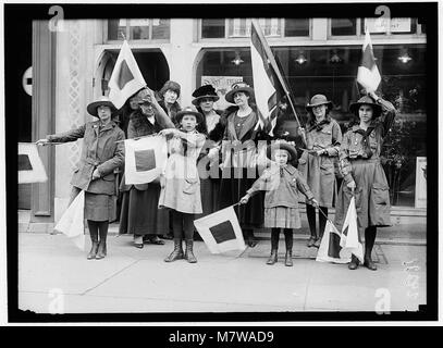 Pfadfinder Gruppe mit Damen. Frau. CHARLES S. HAMLIN, LINKS HINTEN, mit DRAPIERTEN SCHWARZEN KRONE AUF LICHT KREMPENHUT LCCN 2016869090 Stockfoto