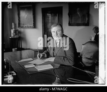 Harlan F. Stone, der auf diesem Foto von 1924 an einem Schreibtisch dargestellt wurde, war eine einflussreiche Persönlichkeit im amerikanischen Recht und diente als Chief Justice der Vereinigten Staaten. Seine Rolle bei der Gestaltung des US-Rechtssystems und seine Amtszeit im höchsten Gericht waren von entscheidender Bedeutung für die Definition der Rechtsgeschichte des Landes. Stockfoto
