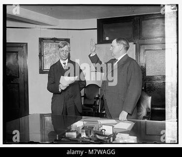 Foto von Harlan F. Stone, der am 9. April 1924 als Chief Justice der Vereinigten Staaten vereidigt wurde. Das Bild fängt den formellen Moment seiner Ernennung ein. Stockfoto