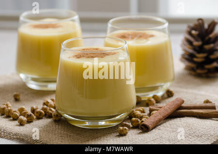 Boza oder Bosa, traditionelle türkische Drink mit geröstete Kichererbsen und Zimt auf den Tisch. Stockfoto