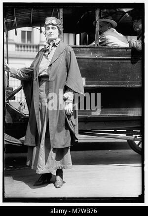 Juliette Low, Gründerin und nationale Präsidentin der Girl Scouts, zeigt mit lokalen und nationalen Offizieren ihre Rolle bei der Gründung der Organisation. Stockfoto