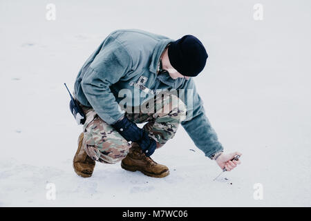 Soldat auf Eis mit Messer Stockfoto