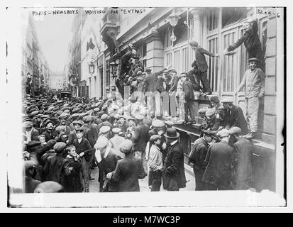 Paris - Newsboys wartet auf 'Extras' LCCN 2014697197 Stockfoto