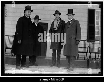 Ein Foto mit Pressekorrespondenten am Mount Vernon, mit Phil Patchen (rechts), das die Aktivitäten serbischer Missionen während des frühen 20. Jahrhunderts dokumentiert. Stockfoto