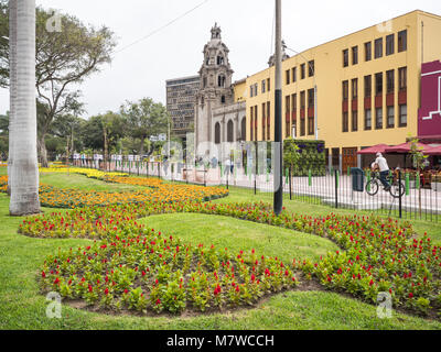 Lima, Peru - 30. Dezember 2016: Kennedy Park Gardens mit der Virgen Milagrosa Pfarrei vor Stockfoto