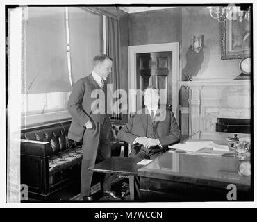 Ein Foto, das ein Treffen oder eine Veranstaltung zwischen Franklin D. Roosevelt und Wilbur Wright am 24. März 1925 zeigt und einen wichtigen historischen Moment markiert. Stockfoto