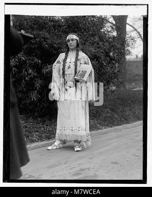 Eine Fotografie von Ruth Muskrat, aufgenommen am 13. Dezember 1923, die ihr Gleichnis in einem historischen Porträt einfängt, das die Fotografie der Ureinwohner Amerikas aus dem frühen 20. Jahrhundert widerspiegelt. Stockfoto