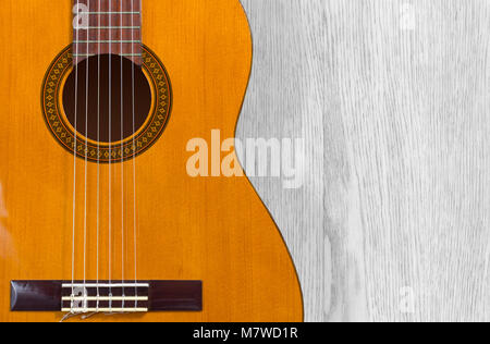 Klassische Gitarre über einem weißen Holz Textur Hintergrund Stockfoto