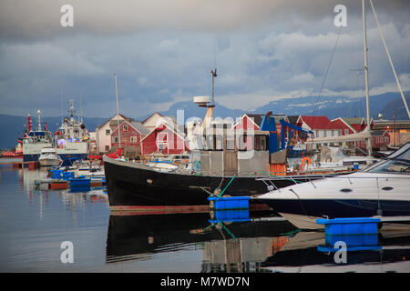 Kalvaag - einem kleinen Dorf in Bremanger Norwegen - einst eine der größten Fischerdörfer an der Küste, heute eine attraktive touristische Destination Stockfoto