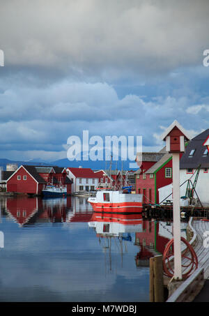 Kalvaag - einem kleinen Dorf in Bremanger Norwegen - einst eine der größten Fischerdörfer an der Küste, heute eine attraktive touristische Destination Stockfoto