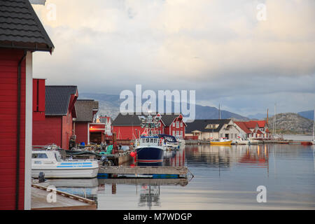 Kalvaag - einem kleinen Dorf in Bremanger Norwegen - einst eine der größten Fischerdörfer an der Küste, heute eine attraktive touristische Destination Stockfoto