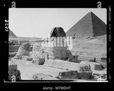 Ein allgemeiner Blick auf die Sphinx mit den Pyramiden im Hintergrund. Diese ikonischen Symbole Ägyptens repräsentieren die antike Zivilisation und sind wichtige archäologische und touristische Wahrzeichen des Landes. Stockfoto