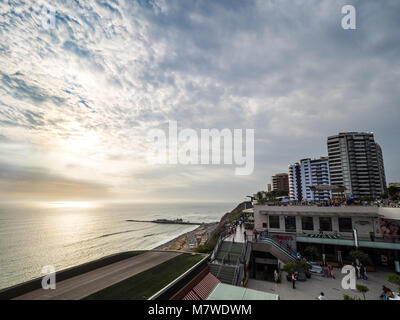 Lima, Peru - 30. Dezember 2016: Blick auf das Larcomar Einkaufszentrum im Stadtteil Miraflores bei Sonnenuntergang Stockfoto