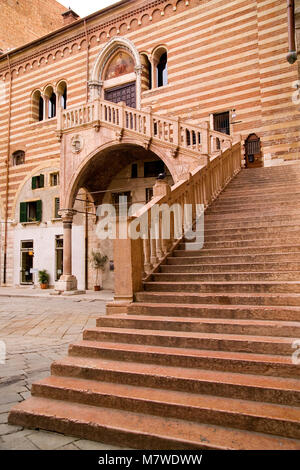 Treppe in den Innenhof des Palazzo della Ragione. Verona, Italien Stockfoto