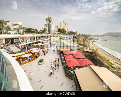 Lima, Peru - 30. Dezember 2016: Blick auf das Larcomar Einkaufszentrum im Stadtteil Miraflores Stockfoto