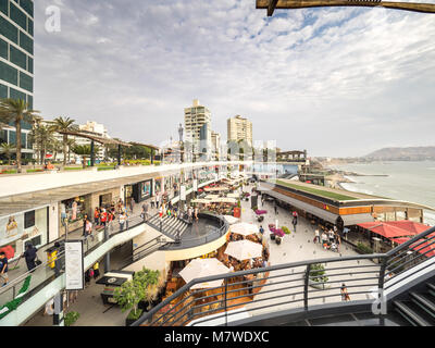 Lima, Peru - 30. Dezember 2016: Blick auf das Larcomar Einkaufszentrum im Stadtteil Miraflores Stockfoto