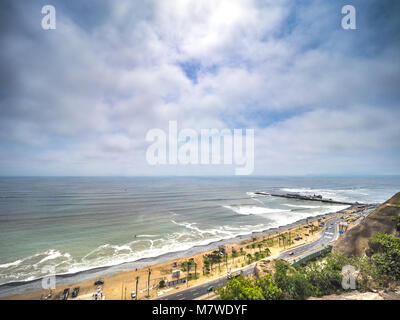 Blick auf den Pazifischen Ozean und den Stränden der Küste in Lima, Peru Stockfoto