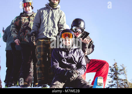 Skifahrer auf dem Gipfel Stockfoto