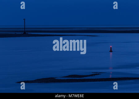 Navigation Boje in die conwy Estuary in der Dämmerung an der Küste von Nordwales Stockfoto