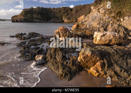 Felsen am Strand von Cemaes Bay, Anglesey, Nordwales Küste Stockfoto