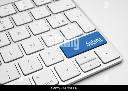 Blaue Schaltfläche Einreichen auf eine weiße Tastatur Stockfoto