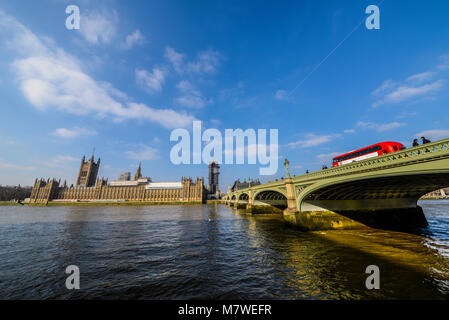 Palace of Westminster, Houses of Parliament, Westminster Bridge und Themse, London, Großbritannien. Blauer Himmel. Renovierung der Gerüste im Big Ben Elizabeth Tower Stockfoto