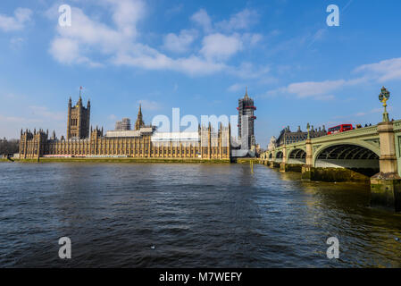 Palace of Westminster, Houses of Parliament, Westminster Bridge und Themse, London, Großbritannien. Blauer Himmel. Renovierung der Gerüste im Big Ben Elizabeth Tower Stockfoto