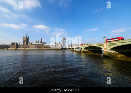 Palace of Westminster, Houses of Parliament, Westminster Bridge und Themse, London, Großbritannien. Blauer Himmel. Renovierung der Gerüste im Big Ben Elizabeth Tower Stockfoto