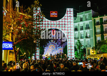 Blick auf den abendlichen Straßen mit Beleuchtung mit Zeitschaltung für die Fallas in Valencia, Spanien 2018 Stockfoto