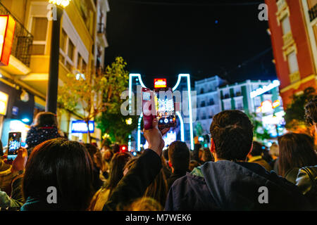 Blick auf den abendlichen Straßen mit Beleuchtung mit Zeitschaltung für die Fallas in Valencia, Spanien 2018 Stockfoto