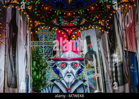 Blick auf den abendlichen Straßen mit Beleuchtung mit Zeitschaltung für die Fallas in Valencia, Spanien 2018 Stockfoto