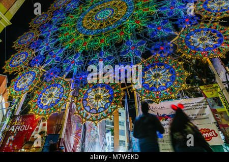 Blick auf den abendlichen Straßen mit Beleuchtung mit Zeitschaltung für die Fallas in Valencia, Spanien 2018 Stockfoto