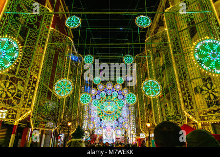 Blick auf den abendlichen Straßen mit Beleuchtung mit Zeitschaltung für die Fallas in Valencia, Spanien 2018 Stockfoto