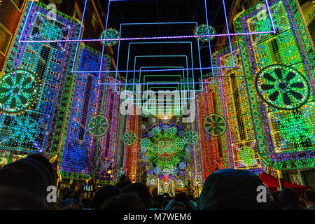 Blick auf den abendlichen Straßen mit Beleuchtung mit Zeitschaltung für die Fallas in Valencia, Spanien 2018 Stockfoto