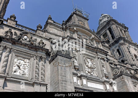 Die reich verzierte Fassade des Mexico City Metropolitan Kathedrale an der Plaza de la Constitucion in Mexiko City, Mexiko gelegen, ist eine Touristenattraktion. Stockfoto